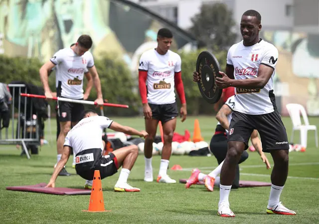Luis Advíncula haciendo trabajos de fuerza.   