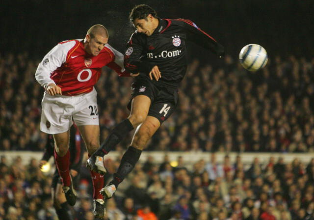 Claudio Pizarro contra el Arsenal de Inglaterra por los cuartos de final de la Champions League 2004-05.   