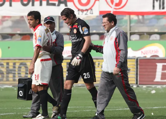 Paco Bazán saliendo lesionado de un clásico en 2009.   