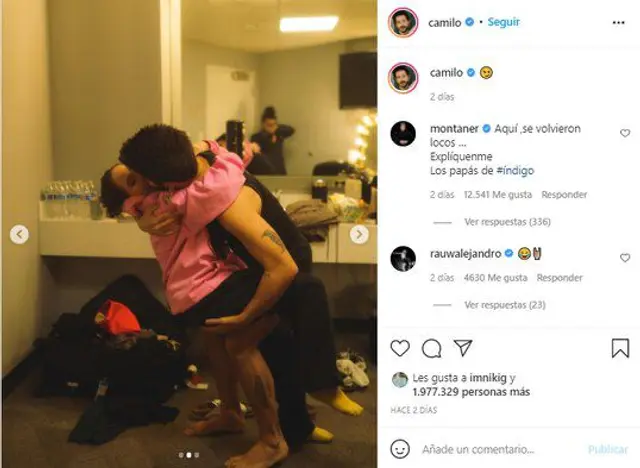Camilo carga a su esposa Evaluna