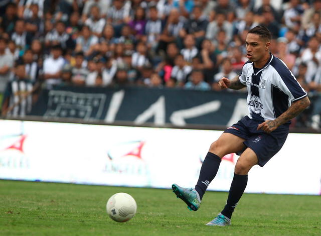 Paolo Guerrero jugando en Matute con camiseta de Alianza Lima. Foto: Luis Jiménez.   
