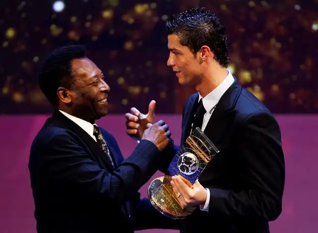 Cristiano recibió el mejor jugador de la temporada 2008 a manos de Pelé.   