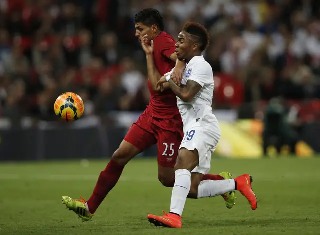  Hansell Riojas jugando contra Inglaterra en 2014.   