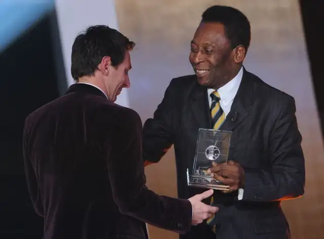 Messi y Pelé compartieron un grato momento en una de las galas del Balón de Oro.   