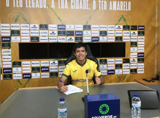 Sebastián Ortiz firmando contrato con Tondela