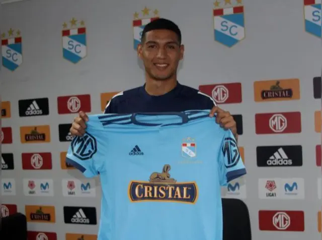Carlos Cabello cuando fue presentado en Sporting Cristal   