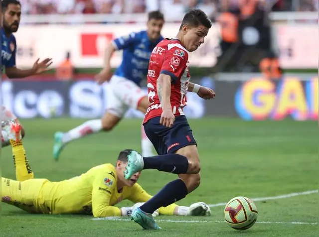 Chivas vs Necaxa Pavel Pérez