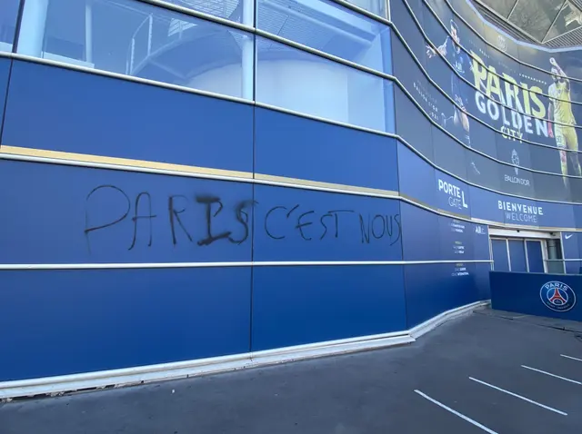 PSG y los mensajes que reciben en su estadio PSG y los mensajes que reciben en su estadio