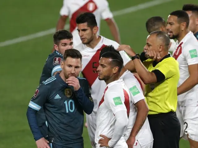 Trauco y Messi disputando en el Perú vs Argentina.