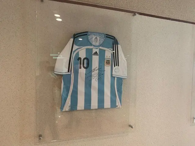 Camiseta autografiada por Maradona en la academia Aspire.   