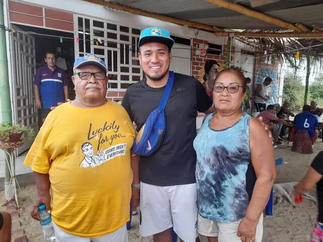 Roberto Jiménez junto a su padres