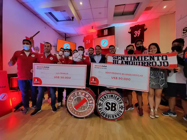 Barras de la Selección Peruana recibieron apoyo económico.