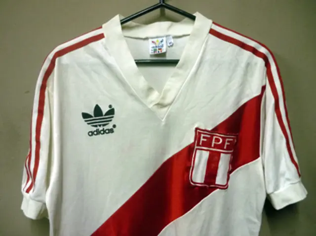 Última camiseta de Perú con Adidas (Foto: ArkivPerú) Última camiseta de Perú con Adidas (Foto: ArkivPerú)