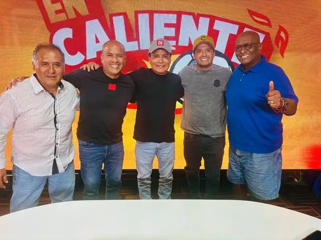 Reimond Manco junto al panel de En Caliente.   