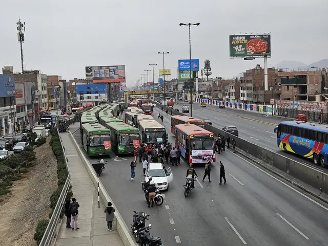 Transportistas bloquean la Panamericana Norte y Sur. 