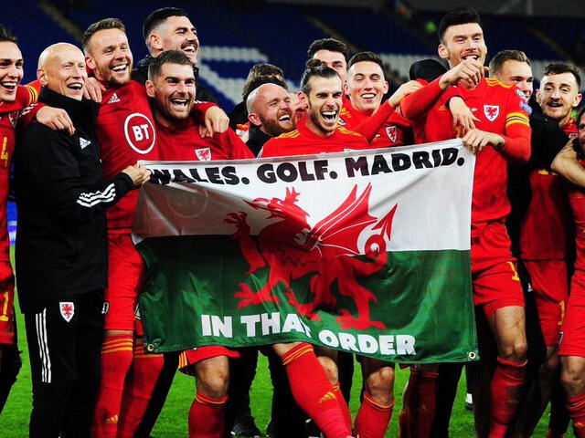 "Gales, golf y Madrid. En ese orden", se lee en el cartel con el que Gareth Bale se burla del Real Madrid.   