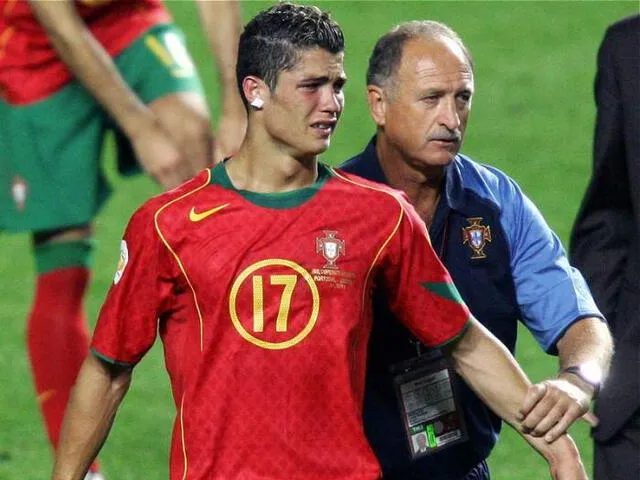 Cristiano Ronaldo llora tras perder la final con Grecia en el 2004    