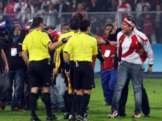 Hincha le reclamó a Patricio Loustau, árbitro de aquel encuentro. Hincha le reclamó a Patricio Loustau, árbitro de aquel encuentro.