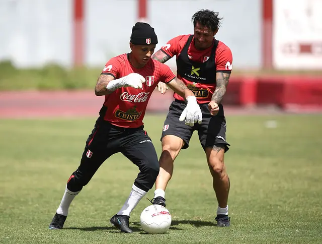 Yotún y Lapadula en una disputa de balón durante los entrenamientos. Yotún y Lapadula en una disputa de balón durante los entrenamientos.