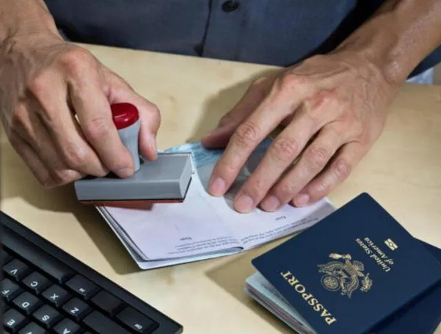 Latina detenida en la frontera entre Estados Unidos y México