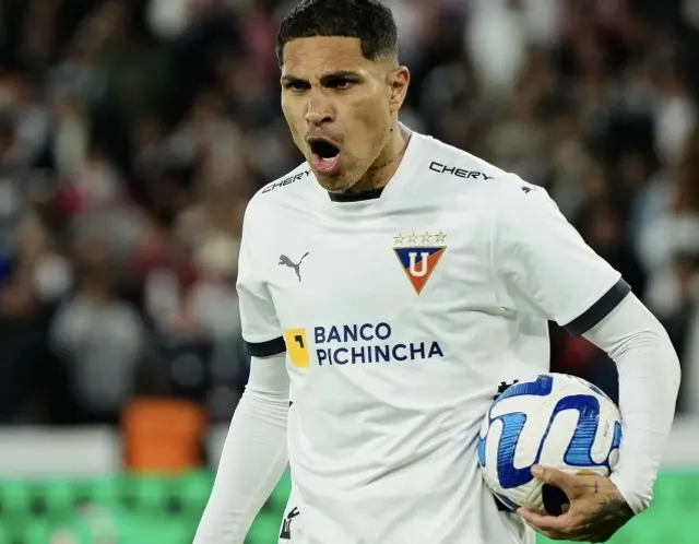 Paolo Guerrero es delantero de LDU