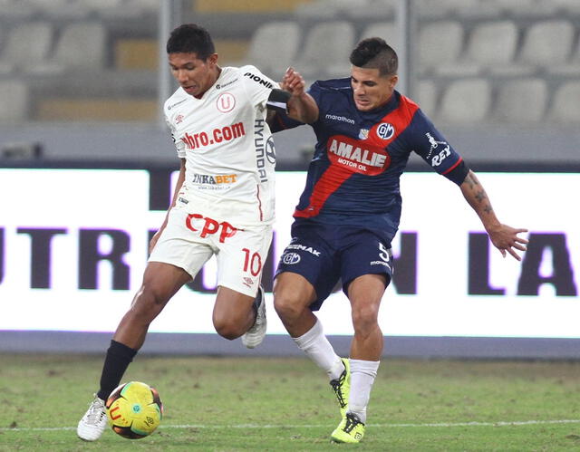 Flores defendiendo la camiseta de Universitario durante la campaña del 2016. Flores defendiendo la camiseta de Universitario durante la campaña del 2016.