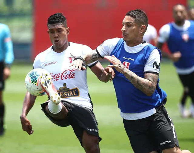 Raziel García y Paolo Guerrero durante los entrenamientos en la Videna.   