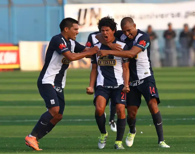 Óscar Vílchez celebra su gol ante Sporting Cristal en 2016.  