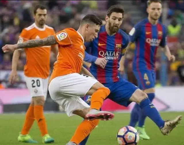  Jhon Mondragón enfrentando a Lionel Messi.   