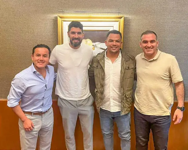 Abreu con los directivos de César Vallejo.