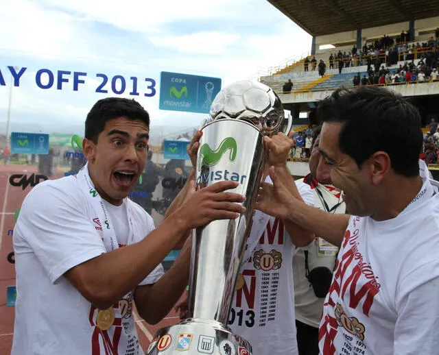 El 'Chapu' Fernández sosteniendo el trofeo con el 'Chino' Jiménez / Foto: Archivo Líbero El 'Chapu' Fernández sosteniendo el trofeo con el 'Chino' Jiménez / Foto: Archivo Líbero