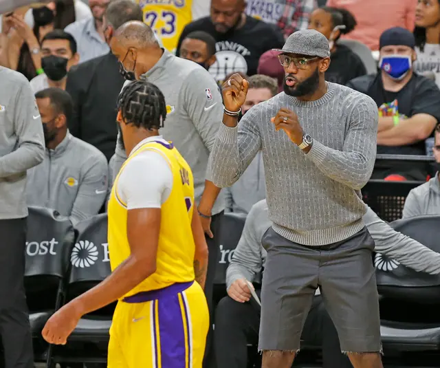 Lebron James dando indicaciones a Antonhy Davis.