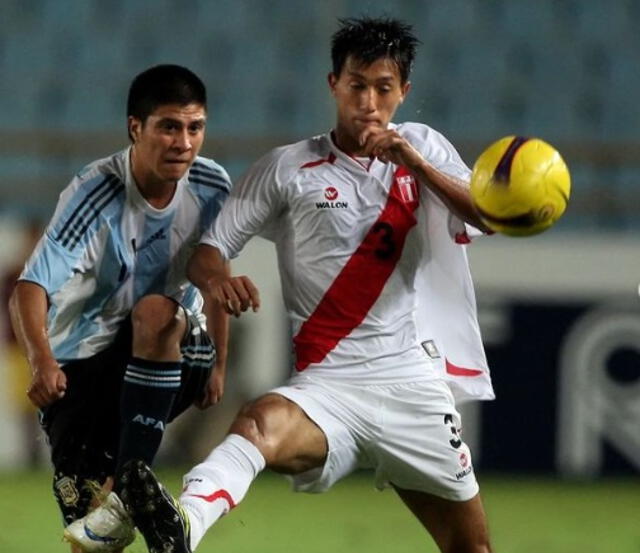 Manuel Calderón con la Selección Peruana. Manuel Calderón con la Selección Peruana.