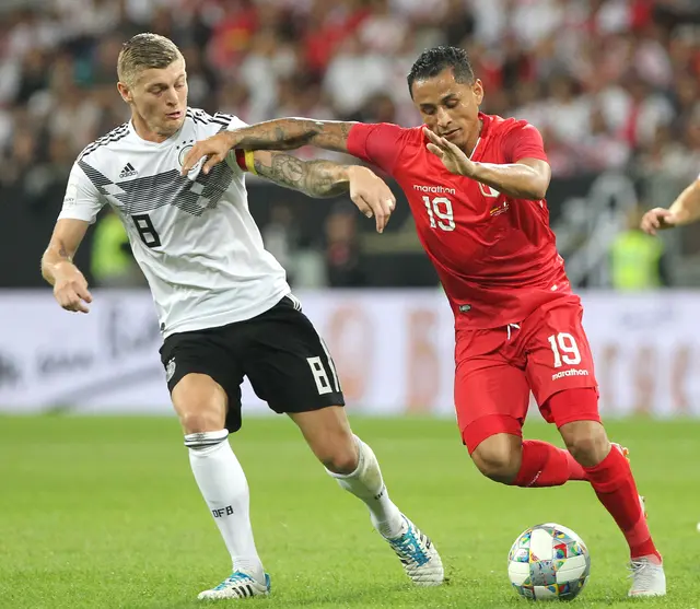 Toni Kroos vistiendo la camiseta de Alemania contra Perú.   