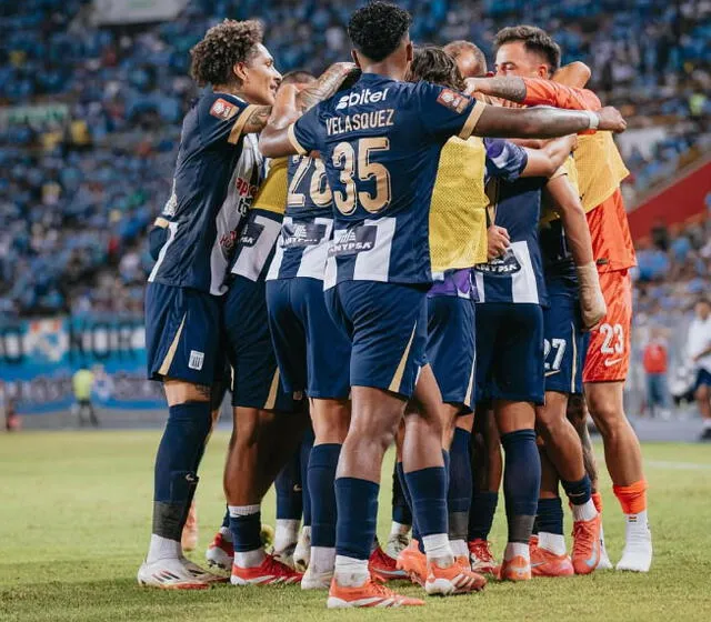 Alianza Lima celebrando   