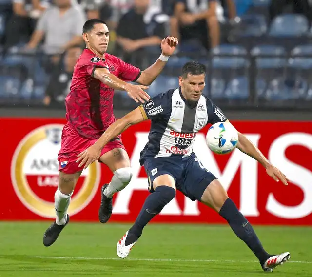 Alianza Lima venció 3-1 a Nacional de Paraguay en 2025.   