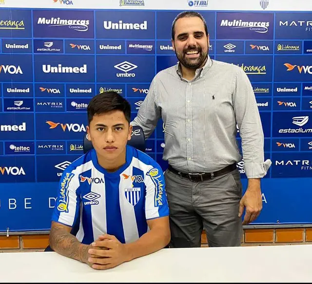 Alexander Lecaros siendo presentado en el Avaí FC en 2021.    Alexander Lecaros siendo presentado en el Avaí FC en 2021.