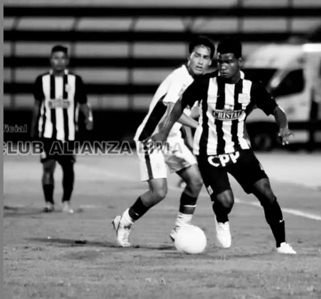 Aldair Rodríguez con la mica de Alianza Lima   