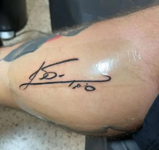 Así quedó el tatuaje con la firma de Lionel Messi en el pie del hincha.    