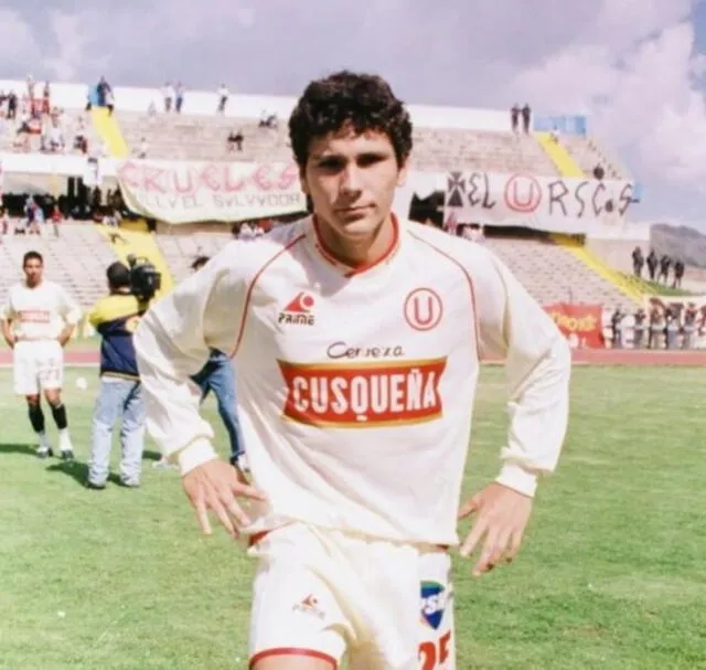 Torres durante la temporada 2001 disputando partido en Huancayo.   