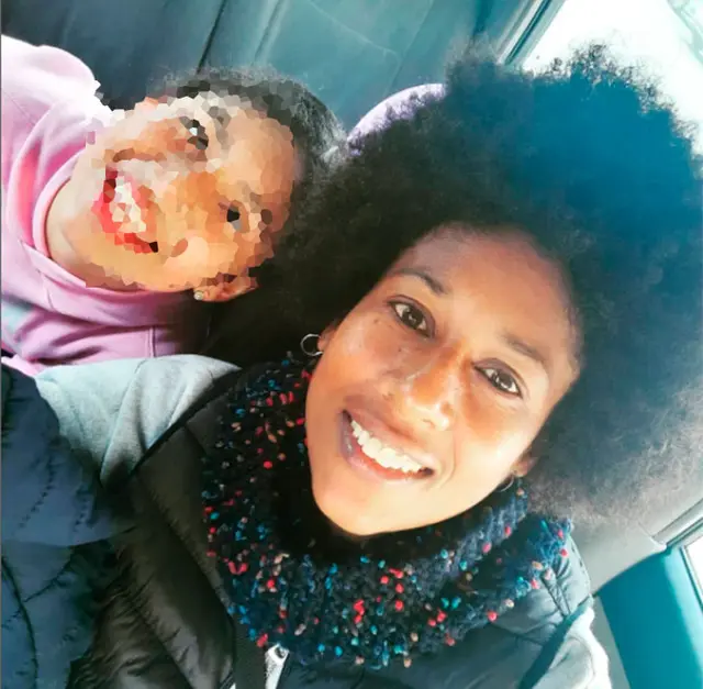 Myriam Tristán con su hija.