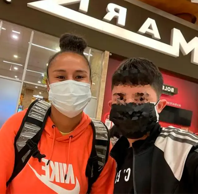 Sandy Dorador con su hijo.