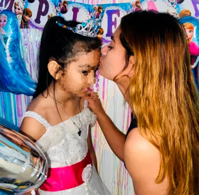 Leysi Lira con su hija