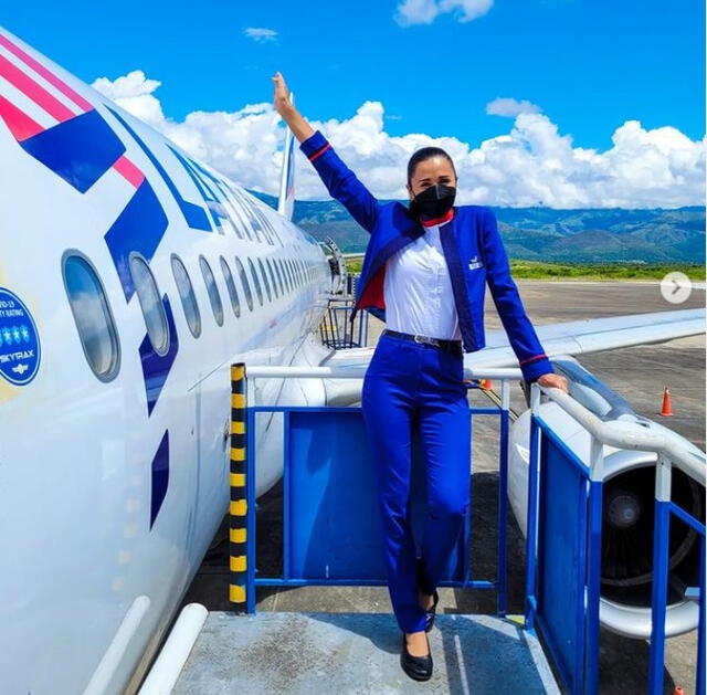 Vivian Baella en su faceta de aeromoza.    