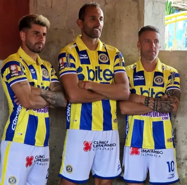  Hernán Barcos con la camiseta de FC Cajamarca   