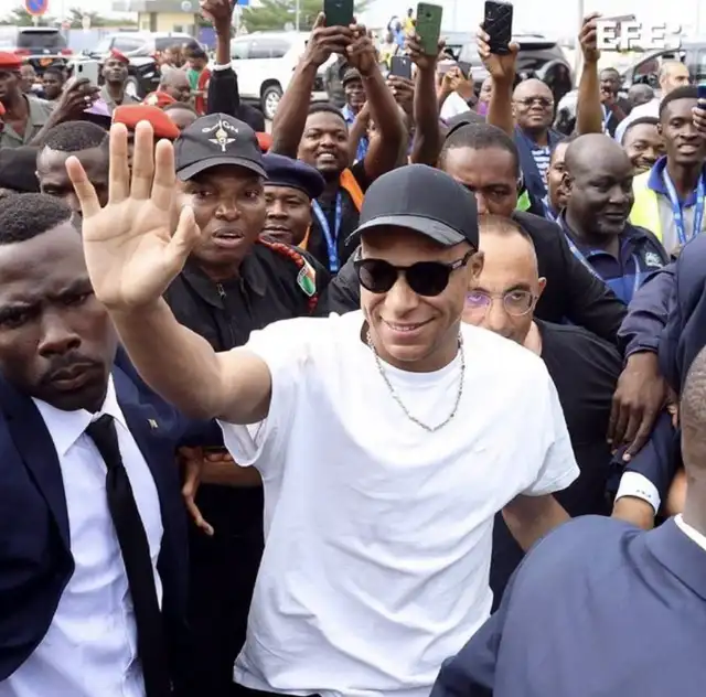 Kylian Mbappé visitando el continente africano. Foto: EFE Kylian Mbappé visitando el continente africano. Foto: EFE