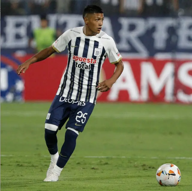 Marco Huamán con camiseta de Alianza Lima.   