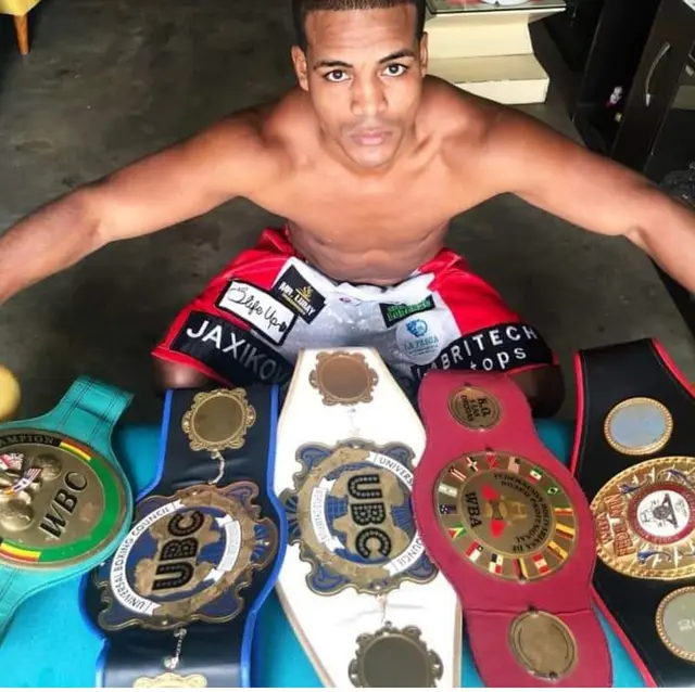 David Zegarra y sus trofeos como boxeador