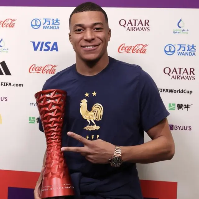 Kylian Mbappé con el premio al mejor jugador del partido