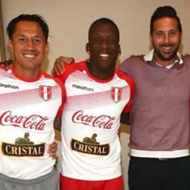 Gianluca Lapadula junto a Claudio Pizarro